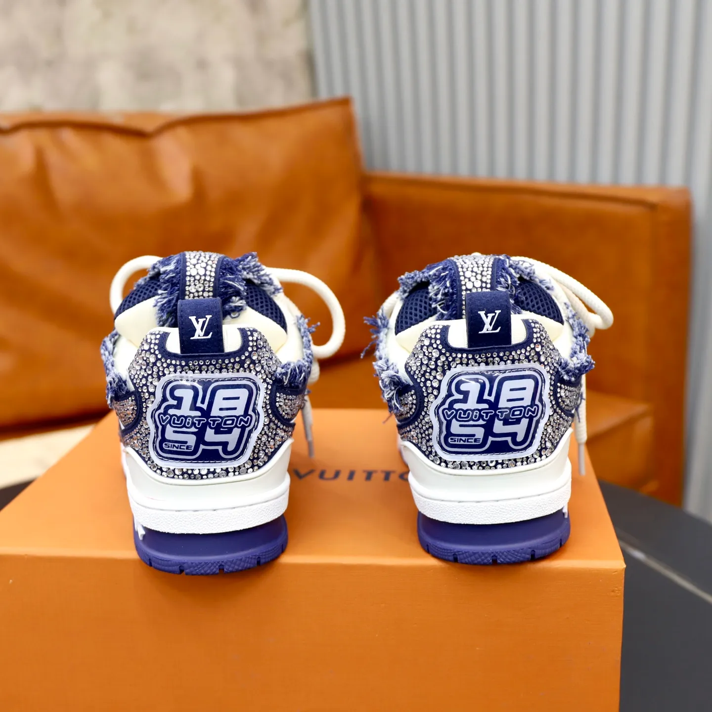 Ex-factory price: 860💰LV Couple👫Louis Vuitton TRAINER sneakers classic Louis Vuitton men's artistic director Virgil Abloh picked inspiration to create this LV Trainer sneaker. Yingze crystal inlays present a colorful effect. VS can be matched with two gorgeous effect colors. The LV letter logo badge on the tongue is gorgeous and noble. The LV letter is decorated on the side. The outsole is decorated with a Monogram flower pattern. It shows the trend of elegance and nobility! Men's and women's models: 35-46